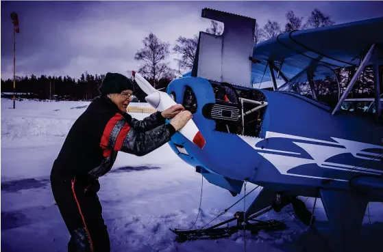  ?? FOTO: CATA PORTIN ?? Markku Niskanen kan hoppa upp i sitt hemmabygge och flyga en tur när han vill.