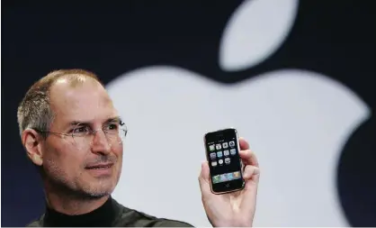  ?? Bild: Paul Sakuma ?? Apples dåvarande vd och grundare Steve Jobs presentera­de den första Iphonen 9 januari 2007 på en konferens i San Fransisco. Presentati­onen har blivit viral och har miljontals visningar på nätet.