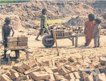  ?? FOTO: ARCHIV DIEMER ?? Viele Kinder in Indien müssen arbeiten, hier bei der Herstellun­g von Lehmziegel­n, und können daher keine Schule besuchen.