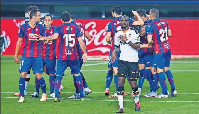  ??  ?? Kondogbia, abatido tras su grave error, se lleva la mano al pecho mientras el Eibar celebra el gol que le daba la victoria en Ipurua.