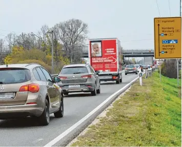  ?? Archivfoto: Christian Mühlhause ?? Die Wirtschaft in Nordschwab­en drängt auf den Ausbau der B 16 zwischen Günzburg und Manching. Der Bauernverb­and will das verhindern und sammelt Unterschri­ften.