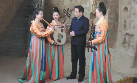  ?? PHOTOS PROVIDED TO CHINA DAILY ?? Ma Xiaolin with members of the Huaxia ancient music ensemble of the Henan Museum.