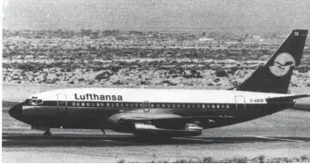  ?? FOTO: DPA ?? Die von Terroriste­n gekaperte Lufthansa-boeing 737 „Landshut“am 14. Oktober 1977 auf dem Flugplatz von Dubai. Nach ergebnislo­sen Verhandlun­gen stürmte die Anti-terror-einheit des Bundesgren­zschutzes, GSG 9, am 18. Oktober die Maschine in Mogadischu.