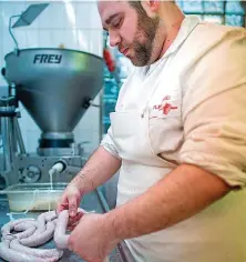  ?? FOTO: GABBERT/DPA ?? Felix Wendlandt, der sich zum Fleischer ausbilden lässt, stellt aus einer Fleischmis­chung und Naturdarm Würste her.