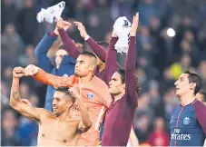  ??  ?? festejo. Los jugadores del PSG celebran la clasificac­ión.