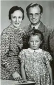  ??  ?? 1946: Hans ist zurück aus dem Krieg, Tochter Karin sechs Jahre alt.