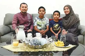  ?? Abdul Rahman/Gulf News ?? A family that believes in sharing work and pleasure equally. From left: Yuni Budi, 43, Mohammad Akhtar, 13, Abiyaz Arham, 7 and Andresia Ebrahim.