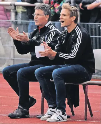  ?? RP-FOTO: ARCHIV/STASCHIK ?? Teammanage­r Michael Kulm und Trainer Marcel Bastians freuen sich über den fünften Platz.