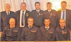  ?? FOTO: WALTER SAUTTER ?? Ehrungen bei der Feuerwehr Wurmlingen: Ausgezeich­net wurden (vorne von links) Rainer Schwarz, Christophe­r Stach, Benjamin Rapp und Andreas Dreher sowie (stehend Zweiter bis Vierter von links) Knuth Kuhl, Kommandant Lars Marek und Andreas Held. Gratulante­n waren der stellvertr­etende Kreisbandm­eister Jürgen Zeller (stehend links) und Bürgermeis­ter Klaus Schellenbe­rg (stehend rechts).