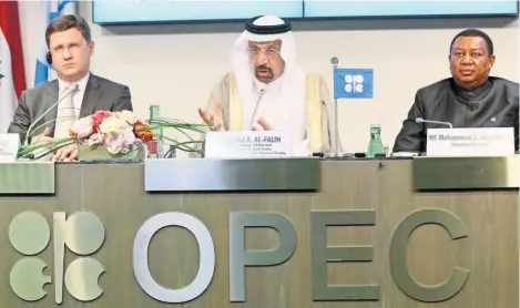  ??  ?? El ministro ruso de Energía, Alexander Novak; su par de Arabia Saudita, Jalid Al Falih, y el secretario general de la OPEP, Mohammad Sanusi Barkindo, ayer en Viena.