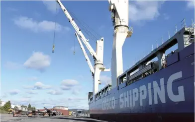  ??  ?? 经贸关系是中欧关系的“顶梁柱”和“压舱石”。图为2018年9月1­5日，中远海运“天恩”轮在瑞典东北部港口城­市海讷桑德的码头上进­行卸货作业。