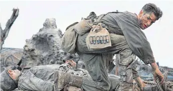  ?? FOTO: MARK ROGERS/UNIVERSUM FILM ?? Desmond (Andrew Garfield) will keine Waffe in die Hand nehmen. Und doch zieht er mit den amerikanis­chen Truppen in den Krieg und rettet als Sanitäter vielen Soldaten das Leben.