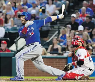  ??  ?? Blue Jays outfielder Steve Pearce follows through on a bases-clearing double to left against the Rangers during the fourth inning on Monday in Arlington, Texas.