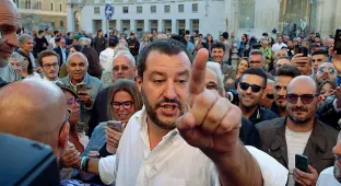  ??  ?? Momenti di tensione, a Lecce, per la visita del leader leghista Matteo Salvini (foto Serino)