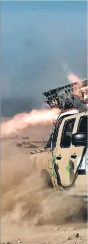  ??  ?? Ofensiva enMosul. Soldados de la novena división del ejército iraquí disparan desde una colina en Talul al Atshana, a las afueras de Mosul