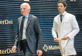  ?? NELSON ALMEIDA/AFP ?? Médicos. Gerard Saillant (esq.) acompanhou cirurgia feita por Rodrigo Lasmar