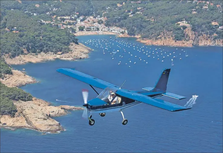  ?? AGUSTÍ ENSESA ?? El aeroclub de Torroella de Montgrí ofrece excursione­s para sobrevolar los municipios de la Costa Brava