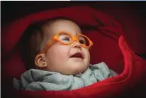  ?? ?? 'Descubrien­do el mundo' Fotografía de Joan Albert Lluch Francés, a favor de la Asociación Catalana de Síndrome de Prader Willi.
Una pequeña con síndrome de Prader Willi mira atenta a su alrededor.