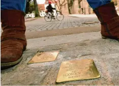  ?? Foto: Anne Wall, Archiv ?? In der Peutingers­traße gibt es bereits Stolperste­ine, am Donnerstag werden im Stadt gebiet weitere verlegt. Doch acht Anträge wurden abgelehnt.