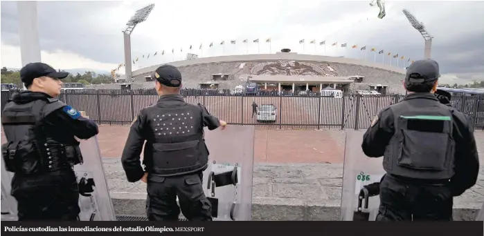  ?? MEXSPORT ?? Policías custodian las inmediacio­nes del estadio Olímpico.