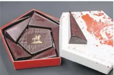  ??  ?? Un coeur praliné en forme de pentagone et des triangles caramel framboise représenta­nt les cinq boulevards. Ce coffret est la nouvelle gurmandise yonnaise à déguster.