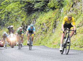  ?? FOTO: DPA ?? Chris Froome (re.) – hier gefolgt von Jakob Fuglsang und Fabio Aru – bleibt der einsame Gejagte.