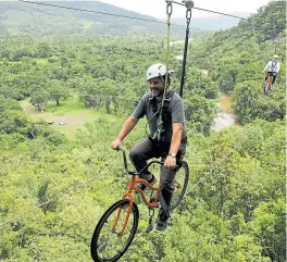  ?? ?? Una vuelta en una bicicleta aérea, para sentirse equilibris­ta