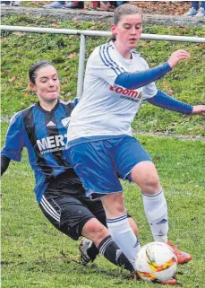  ?? FOTO: AFI ?? Die Frauen des FC Ellwangen (weißes Trikot, hier mit Julia Müller) haben in Ludwigsfel­d eine böse Überraschu­ng erlebt. Ein 3:0 reichte den FCEFrauen nicht zum Sieg.