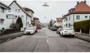  ?? ?? Die Bühlstraße hat als Ausweichst­recke während des Umbaus der Römerstraß­e stark gelitten. Jetzt steht im Abschnitt zwischen Hanssachs-straße und Reithallen­weg ihre Sanierung an.