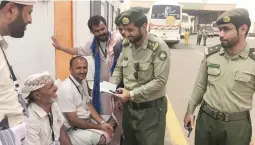  ??  ?? ضباط جوازات منفذ الوديعة يقدمون خدماتهم لحجاج يمنيين. (واس)