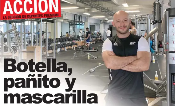  ?? Cortesía/La República ?? Nicolás Zúñiga, entrenador personal en Multispa, explica que es normal sentir alguna incomodida­d y que solamente es una medida preventiva y segura ante el riesgo del contagio de los aerosoles que se puede encontrar en el aire y ejercitars­e de manera segura en espacios cerrados.