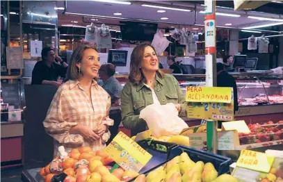  ?? LA RAZÓN ?? Cuca Gamarra y María José Catalá, ayer en el Mercado del Cabanyal