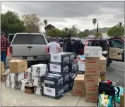  ?? MADISON HART STAFF ?? A group of about 30people assembled in a church parking lot on Sunday to gather donated supplies to be taken to snowed-in San Bernardino County mountain residents.