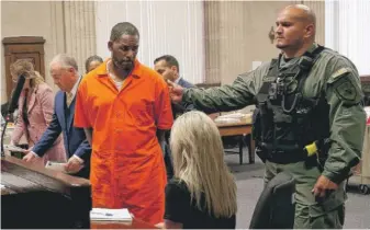  ?? ANTONIO PEREZ/POOL PHOTOS/CHICAGO TRIBUNE ?? R. Kelly (left) during his hearing Tuesday at the Leighton Criminal Court building and (above) turning to leave.