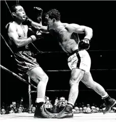  ?? (vpravo) právě knokautuje Joea Louise FOTO GETTY IMAGES ?? Rocky Marciano