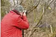  ?? Foto: Petra Manz ?? Um einen Vogel gestochen scharf einzu‰ fangen, braucht Günther Wollenschl­äger Ruhe und Geduld.