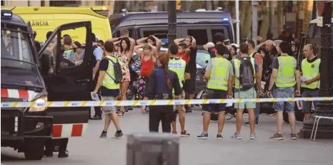  ?? FOTO: AFP ?? Polizeibea­mte bringen die Menschen in Barcelona nach dem Anschlag in Sicherheit.