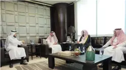 ??  ?? وزير العمل ملتقيا رئيس هيئة والية القاصرين أمس في الرياض.