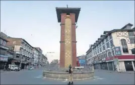  ?? REUTERS ?? ■
A CRPF officer stands guard at an empty square during a lockdown on the first anniversar­y of the revocation of Article 370 in Srinagar on Wednesday.