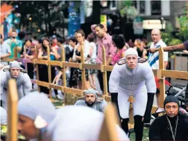  ??  ?? Une « brebis » prend la pose dans l’enclos aménagé sur la rue Saint-Denis à Montréal.