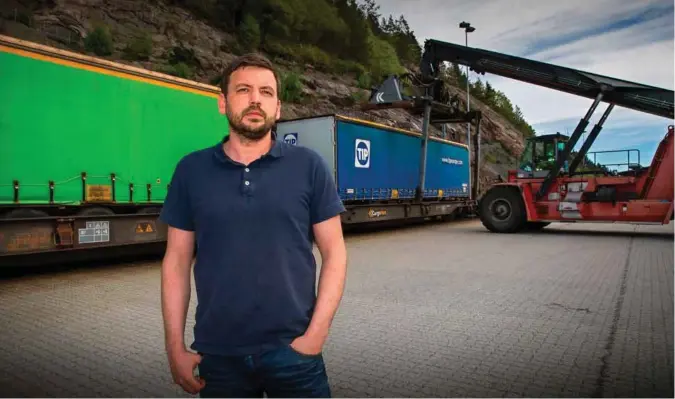  ?? FOTO: REIDAR KOLLSTAD ?? Distriktss­jef i Postnord i Kristiansa­nd, Jon Erik Sundt, sier at godsfrakt på bane har blitt altfor tidkrevend­e. Bedriften planlegger nå å flytte fra Langemyr.