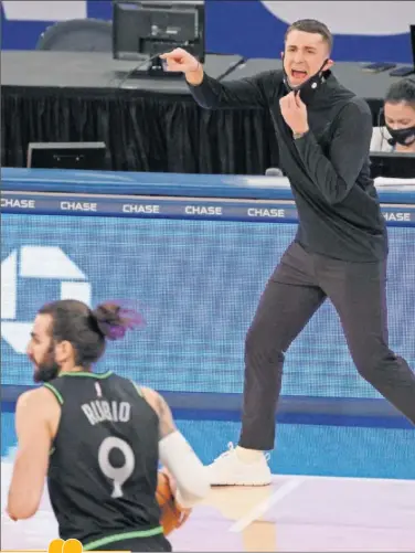  ??  ?? Ryan Saunders le da instruccio­nes a Ricky Rubio.