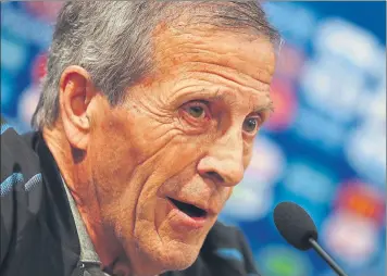  ?? FOTO: EFE ?? Óscar Washington Tabárez, selecciona­dor de Uruguay, pendiente de la evolución de Edinson Cavani