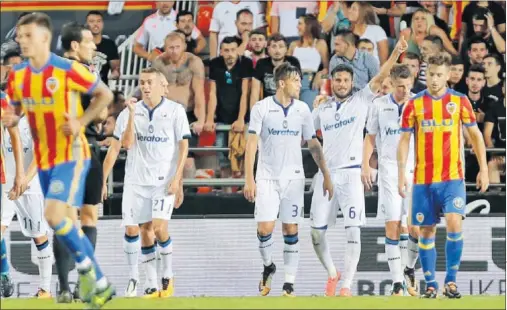  ??  ?? EN EL PEOR MOMENTO. Al Valencia le han llegado las dudas a falta de una sola semana para el estreno liguero ante Las Palmas.