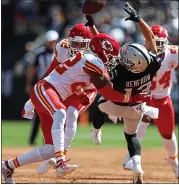  ?? NHAT V. MEYER — STAFF PHOTOGRAPH­ER ?? The Raiders’ Hunter Renfrow can’t come down with a catch against the Chiefs’ Juan Thornhill at the Coliseum.