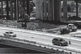  ?? Yi-Chin Lee / Staff photograph­er ?? Crews will close I-69 northbound at Loop 610 at 9 p.m. Friday, according to the Texas Department of Transporta­tion, and the lanes will reopen by 5 a.m. Monday.