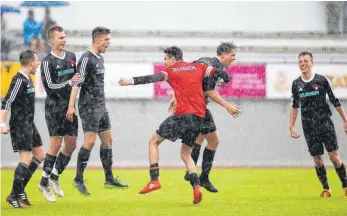  ?? FOTO: JOSEF KOPF ?? Meister der Kreisliga A III: Die Lindenberg­er jubelten, auch wenn es regnete.