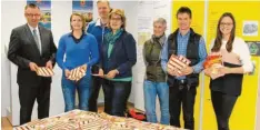  ?? Foto: Unflath ?? Sie zogen aus rund 3000 Coupons die Gewinner der diesjährig­en Wertmarken-Aktion des Wemdinger Gewerbever­bands: (von links) Max Engelhardt, Daniela NeubauerKi­mmerle, Wolfgang Dittrich, Monika Schneid, Helga Holzinger-Hilt, Klaus Fischer und Judith Strohhofer.