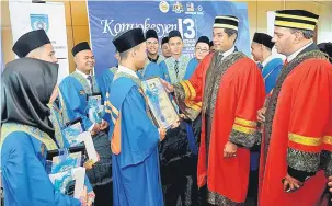  ?? — Gambar Bernama ?? TAHNIAH: Khairy (dua kanan) dan timbalanny­a, Datuk M. Saravanan beramah mesra dengan penerima Anugerah Pelajar Terbaik Keseluruha­n Institut Latihan Kemahiran Belia dan Sukan (ILKBS) Mohamad Nasri Ahmad Maidin dari Institut Kemahiran Tinggi Belia Negara...