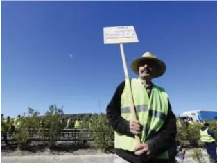  ?? // V. MERINO ?? Manifestan­te en el corte de la Autovía del Olivar en Lucena